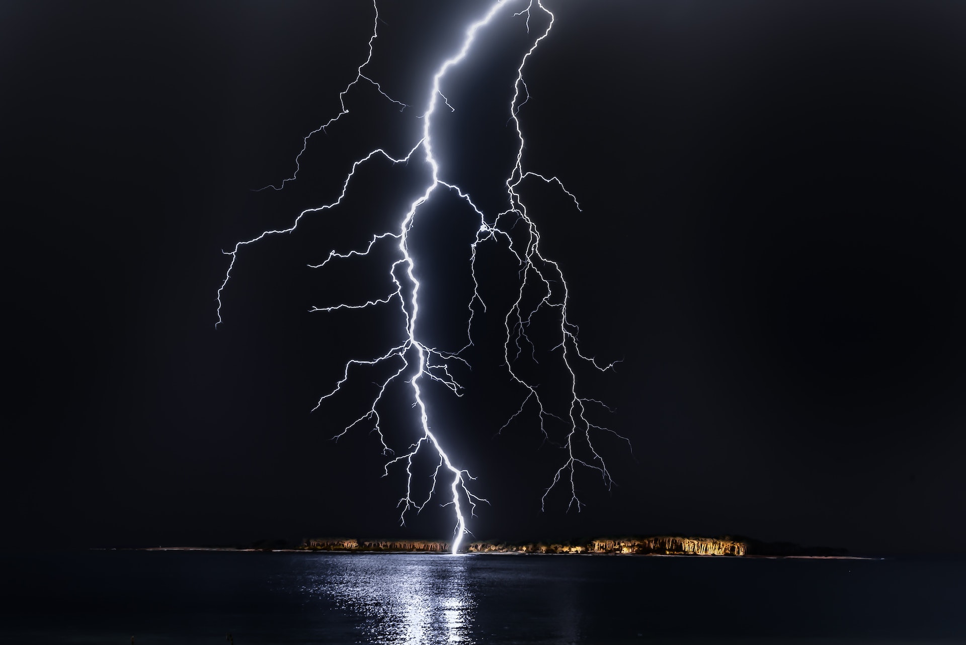 what does a dream about lightning mean